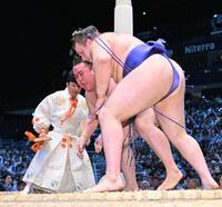 　安青錦（右）が引き落としで金峰山を下す