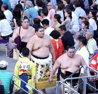 　横綱土俵入りで太刀持ちを務め、引き揚げる一山本（左端）＝２１日