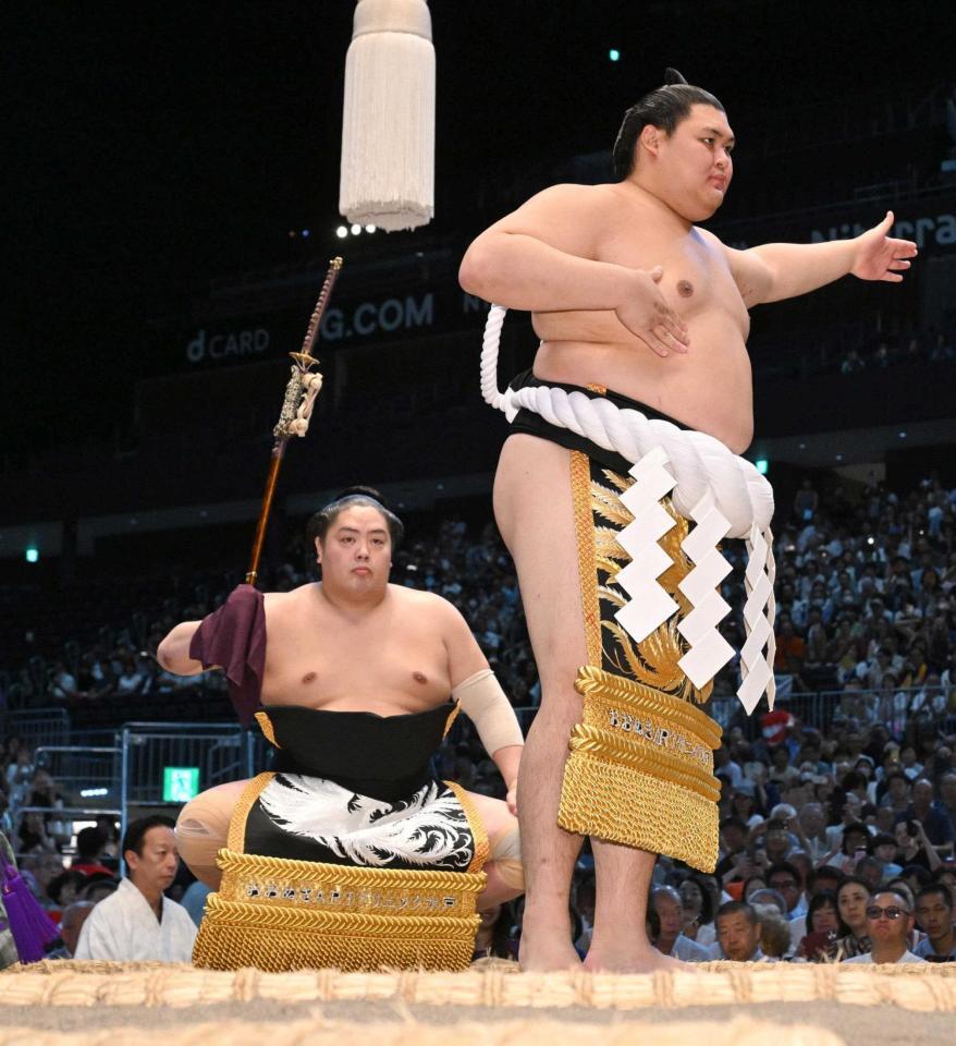 　大の里（右）の土俵入りで太刀持ちを務める一山本