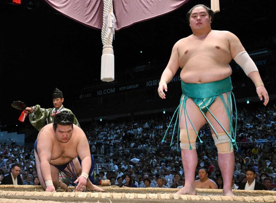 　引き落としで豪ノ山（左）を破った一山本