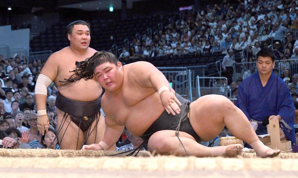 　伯桜鵬（手前）が押し出しで霧島を破る