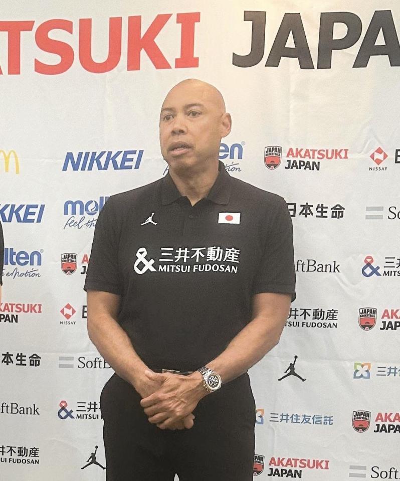 　アジア杯から帰国して取材に応じるゲインズ監督