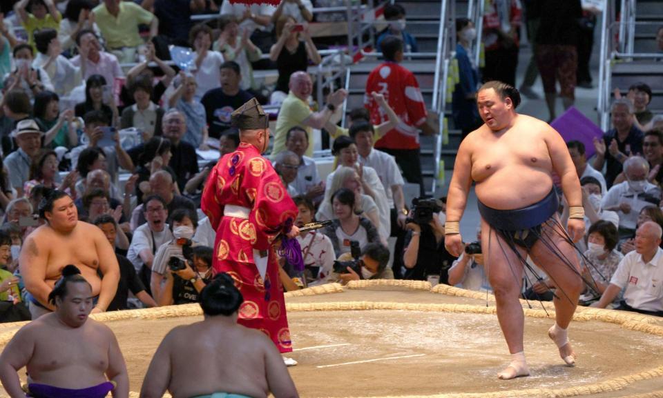 　大の里（左）を突き落としで破った玉鷲