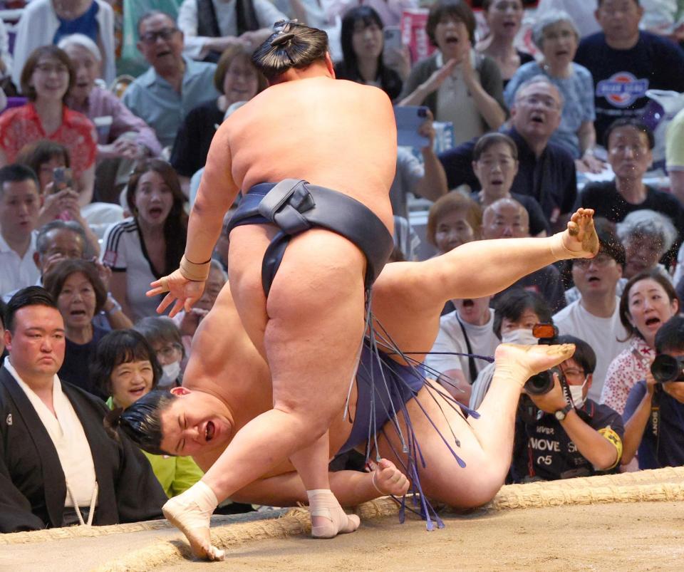 　玉鷲（手前）に突き落としで敗れた大の里