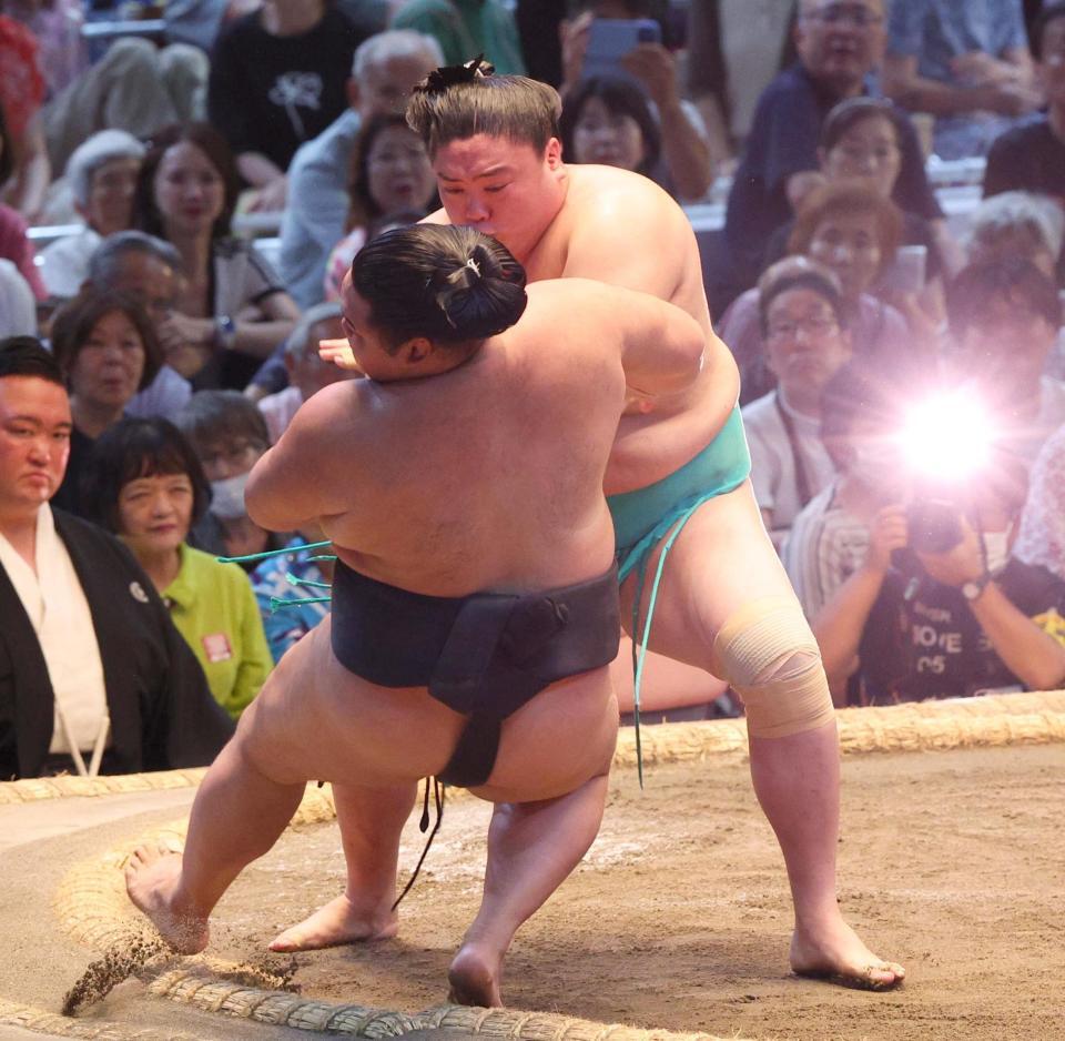 　一山本（奥）が押し倒しで明星を破る