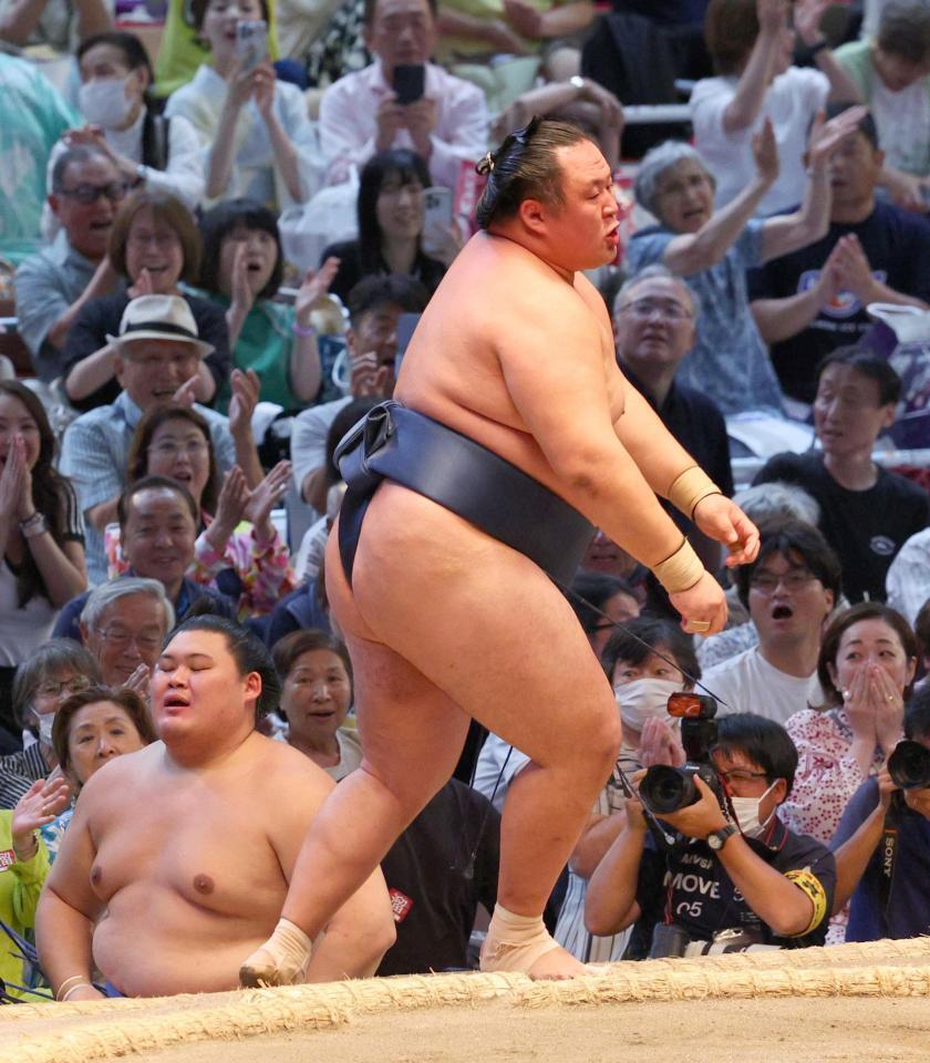 　大の里（左）を突き落としで破った玉鷲