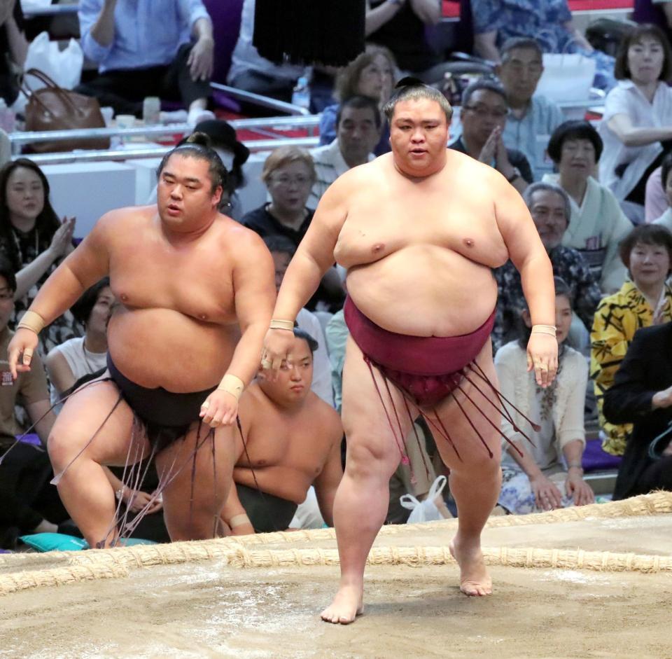 　御嶽海（右）が寄り切りで湘南乃海を下す