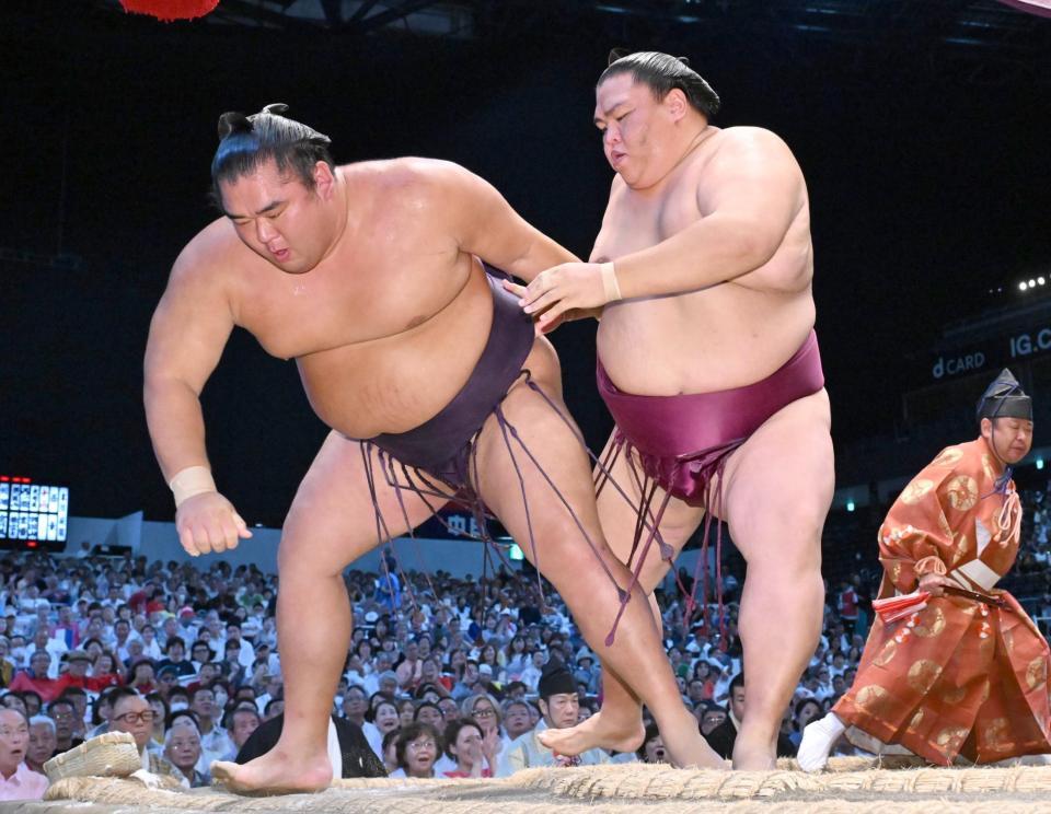 　御嶽海（右）が寄り切りで湘南乃海を破る