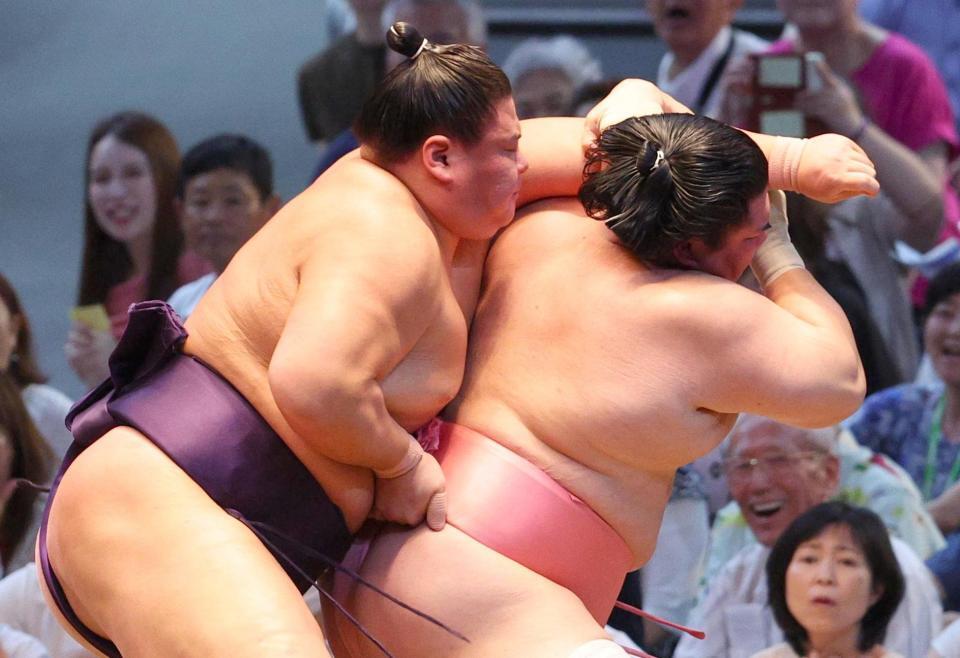 　草野（左）が送り出しで宇良を破る