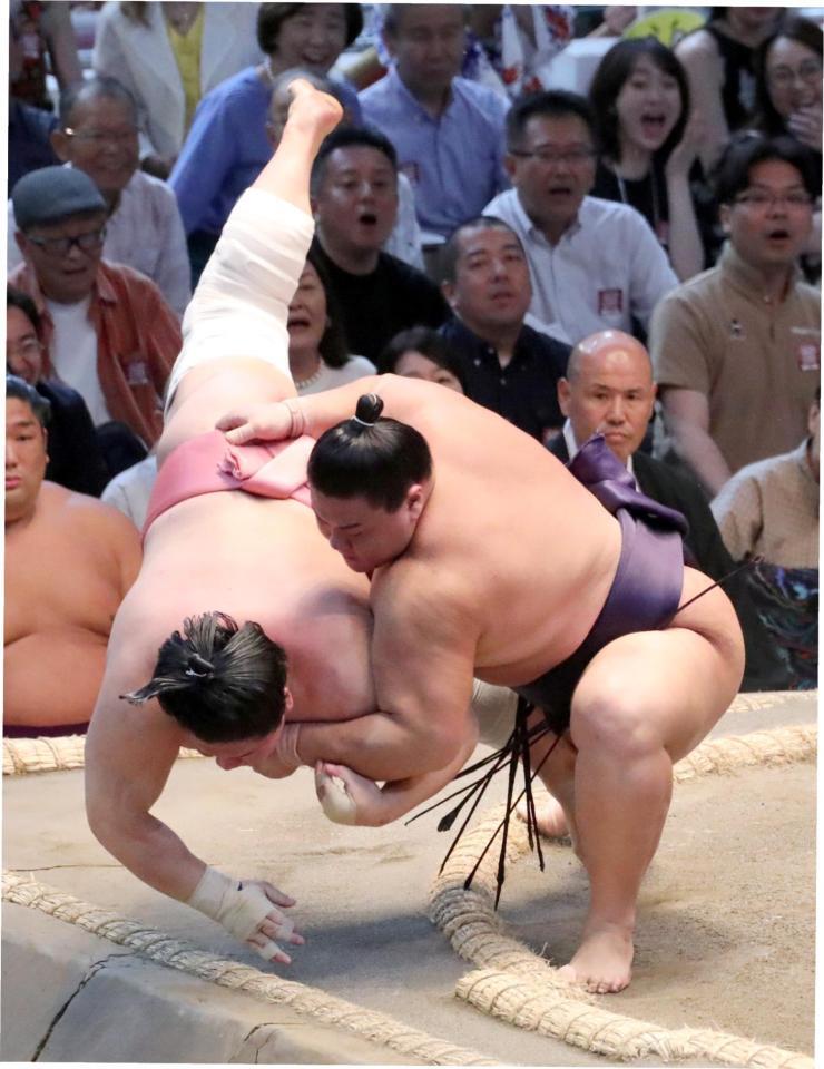 　草野（右）が送り出しで宇良を破る