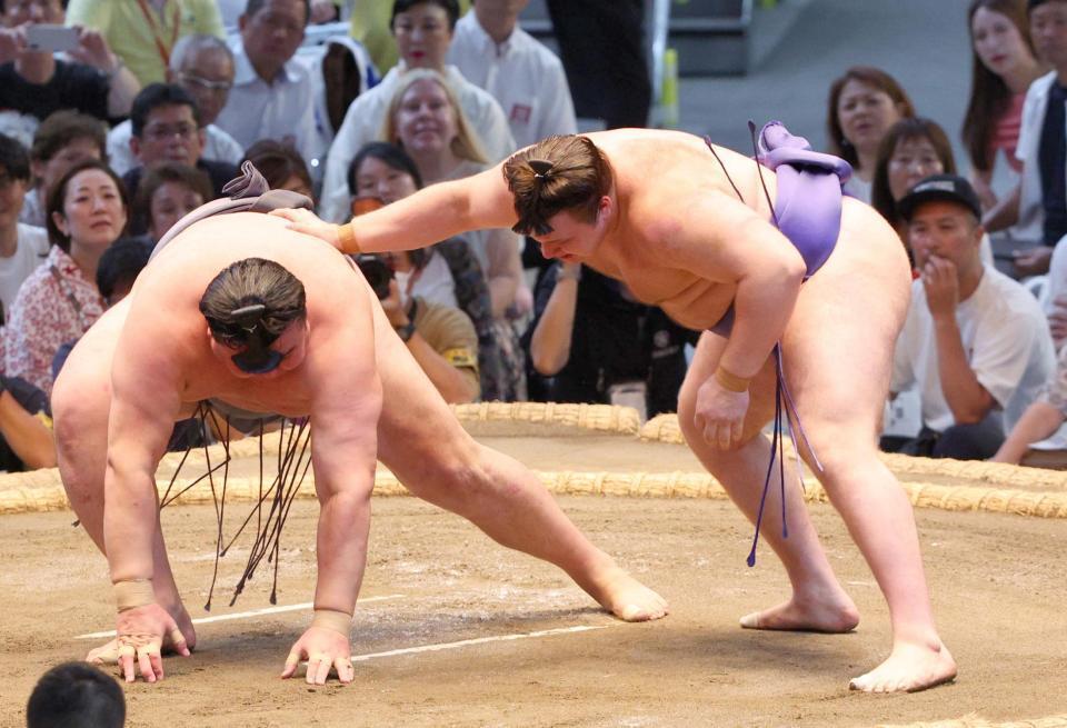 　安青錦（右）が引き落としで金峰山を破る