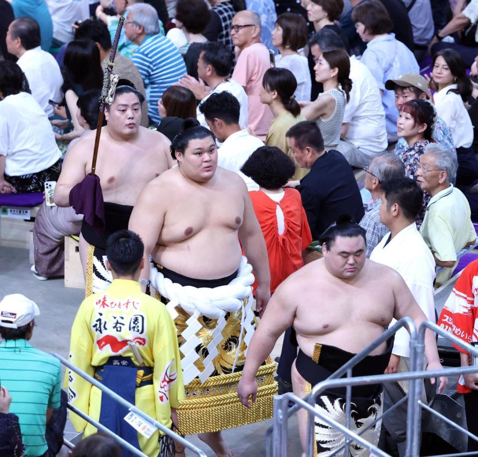 　横綱土俵入りで太刀持ちを務め、引き揚げる一山本（左端）＝２１日