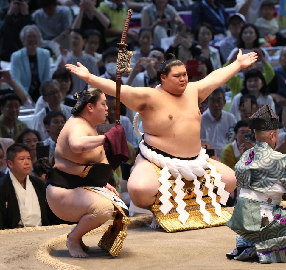 　横綱大の里（右）の太刀持ちを務める一山本＝２１日