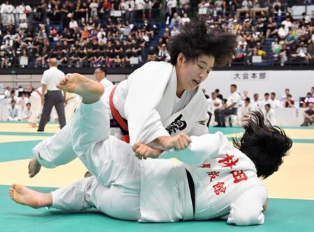 　女子３回戦、創成館の選手（下）を攻める桐蔭学園の井上