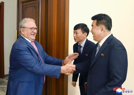 　世界野球ソフトボール連盟のリカルド・フラッカリ会長（左）と握手する北朝鮮オリンピック委員会委員長の金日国体育相＝２２日、平壌（朝鮮中央通信＝共同）