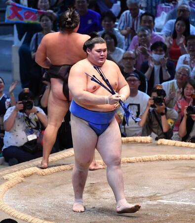 　霧島（後方）を上手捻りで下した大の里（撮影・開出牧）