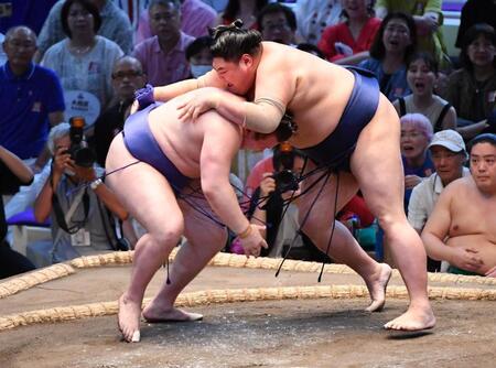 阿炎（右）を寄り切りで破った安青錦＝ＩＧアリーナ（撮影・開出牧）