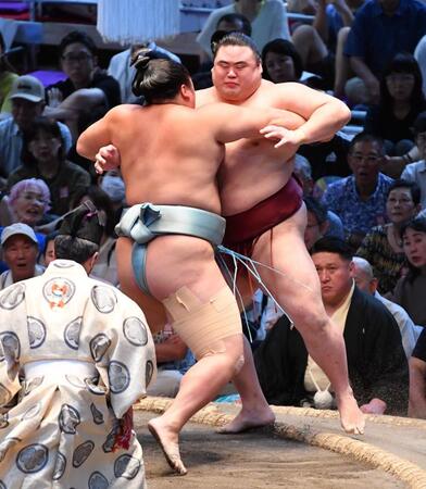 　隆の勝（右）を寄り切りで破った琴勝峰（撮影・開出牧）