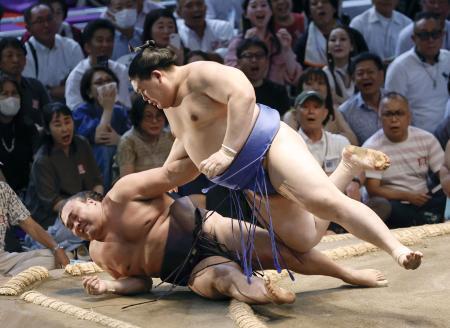 　大の里（上）が上手ひねりで霧島を下す＝ＩＧアリーナ