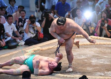 大相撲　高安が優勝争いに１差肉薄！一山本を下し４年ぶりに三役勝ち越し「あと４日、きょうのように頑張りたい」