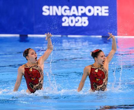 　デュエットＦＲ予選　演技する小林唄（右）、佐藤友花組＝シンガポール（共同）