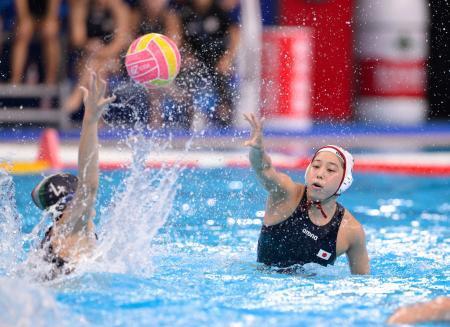 　女子７、８位決定戦　日本-イタリア　第４ピリオド、ゴールを狙う稲場朱＝シンガポール（共同）