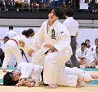 　女子３回戦、小外刈りで一本を奪った桐蔭学園・井上（撮影・菊地俊哉）