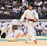 　女子３回戦、創成館の選手（左）から小外刈りで一本を奪った桐蔭学園・井上