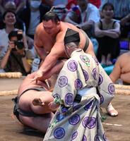 　五島（下）を上手出し投げで破った朝乃山（撮影・開出牧）
