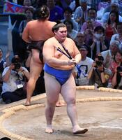 　霧島（後方）を上手捻りで下した大の里（撮影・開出牧）