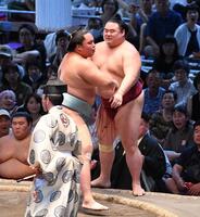 　隆の勝（右）を寄り切りで破った琴勝峰（撮影・開出牧）