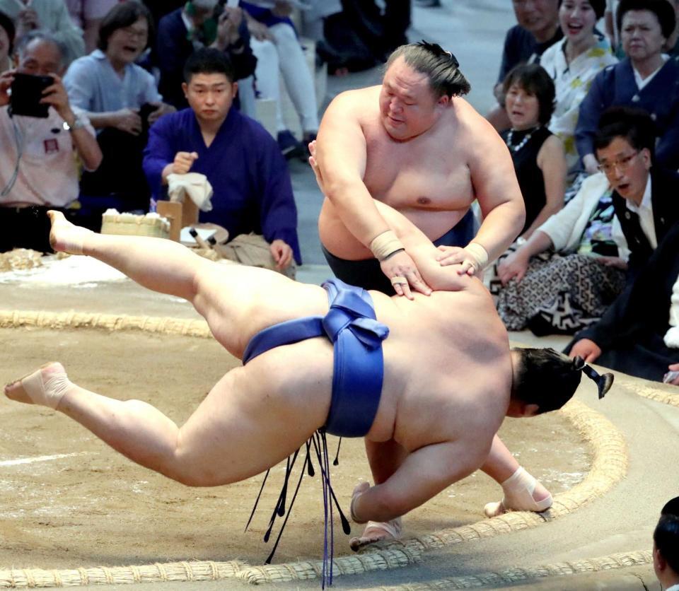 玉鷲 40歳8カ月 勝ち越し＆金星W最年長 土俵際から大逆転