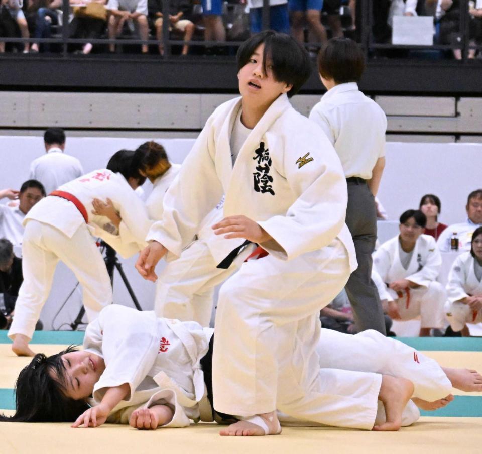 　女子３回戦、小外刈りで一本を奪った桐蔭学園・井上（撮影・菊地俊哉）