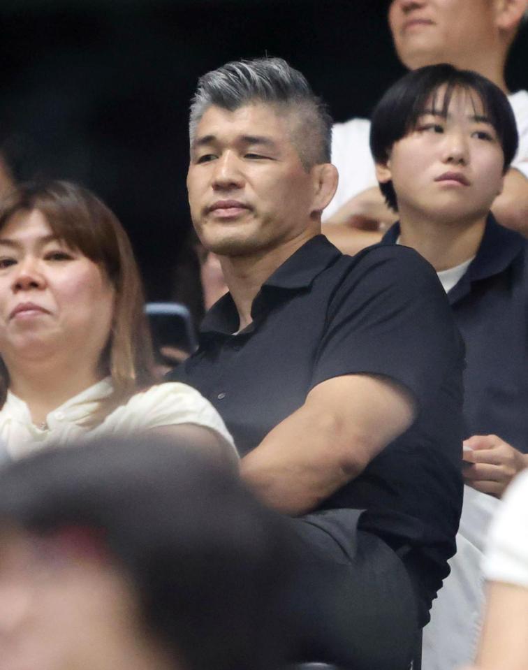 　試合を観戦する井上康生氏