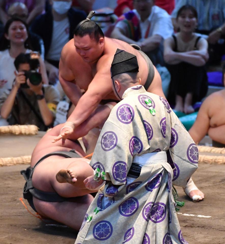 　五島（下）を上手出し投げで破った朝乃山（撮影・開出牧）