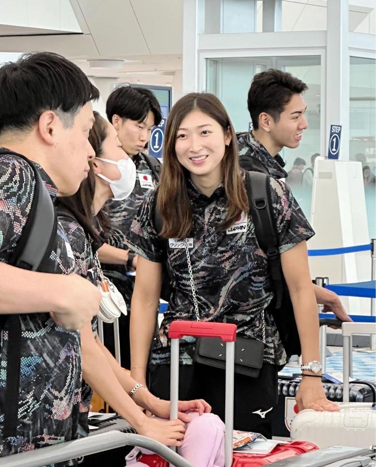 　世界選手権へ出発した池江璃花子（右から２人目）ら日本代表