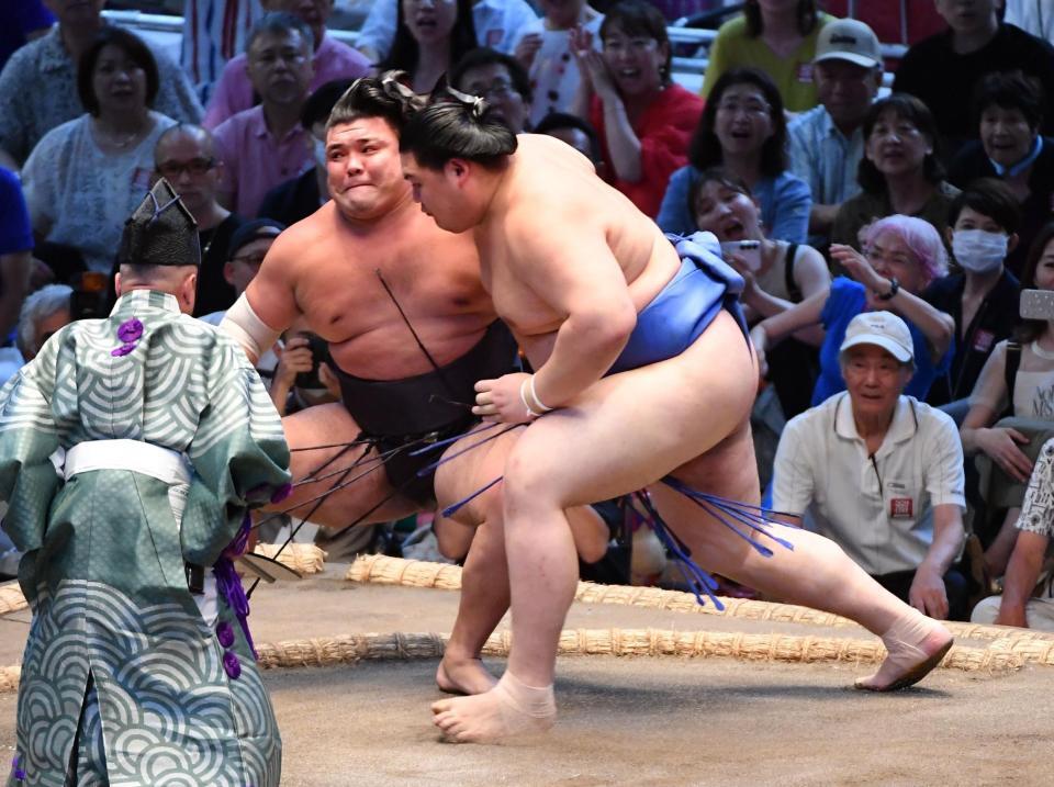 　霧島（左）を上手捻りで下した大の里（撮影・開出牧）