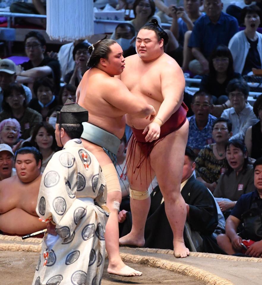 　隆の勝（右）を寄り切りで破った琴勝峰（撮影・開出牧）