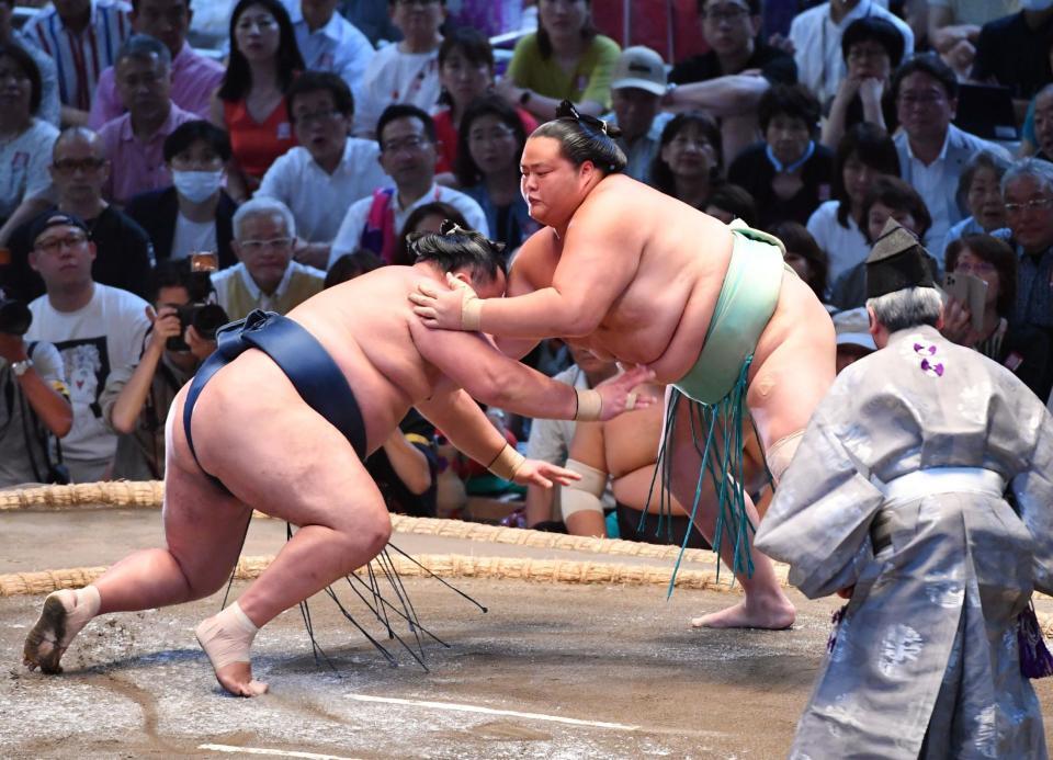 　玉鷲（左）を引き落としで下した琴桜（撮影・開出牧）