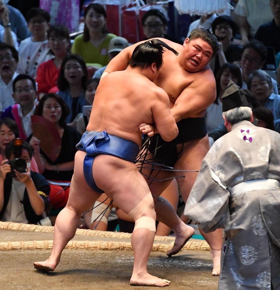 　伯桜鵬（右）を寄り切りで破った若隆景（撮影・開出牧）