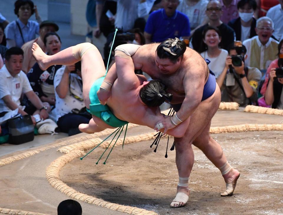 　一山本（左）を下手投げで下した高安（撮影・開出牧）