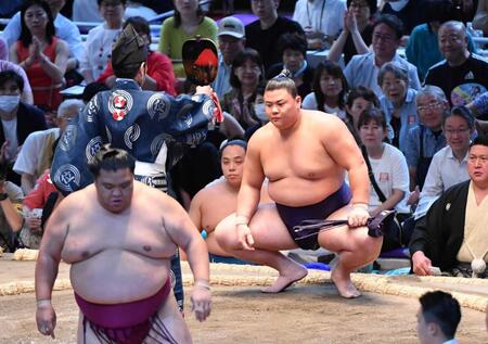 草野　あるぞ史上初変則３連覇　十両連覇に続き新入幕Ｖも見えた　御嶽海との２敗対決制しトップ４人並走