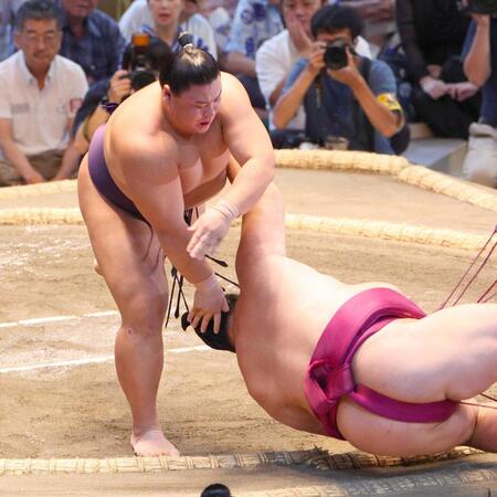　上手投げで御嶽海を破る草野（左）