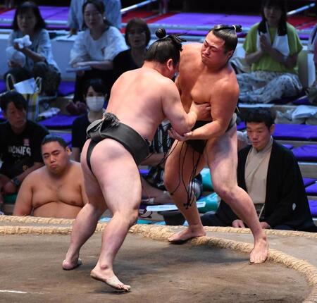 　長内（右）を押し出しで破った北磻磨（撮影・開出牧）