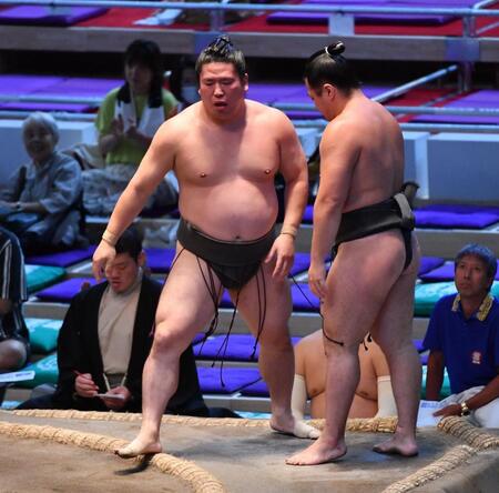 　長内（右）を押し出しで破った北磻磨（撮影・開出牧）