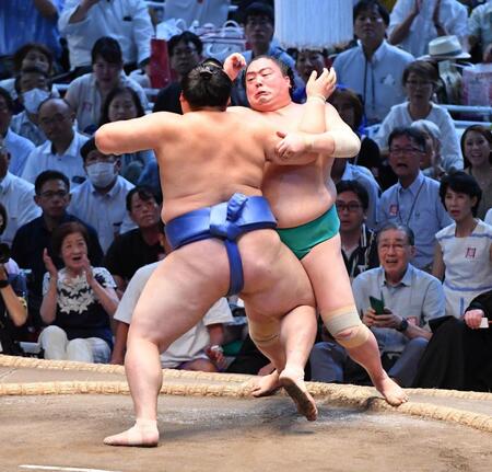 大相撲 横綱・大の里が取り直しの末3敗を守る 物言いで長時間の協議 スタンドから手拍子が起こる 2敗力士は2人