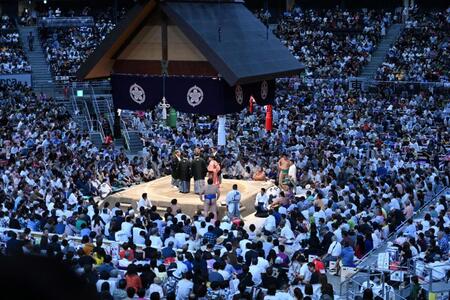 　大の里と一山本の一番で物言いがつき長時間協議する勝負審判（撮影・開出牧）