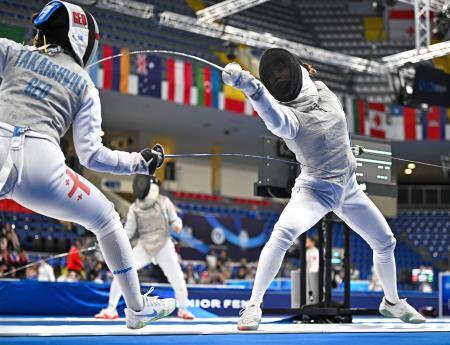 　女子フルーレ個人予選　ジョージア選手（左）と対戦する東晟良＝トビリシ（共同）