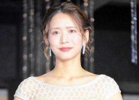 【写真】西田有志　妻・古賀紗理那さんのお腹に手を当て「ｗｅｌｃｏｍｅ！！」