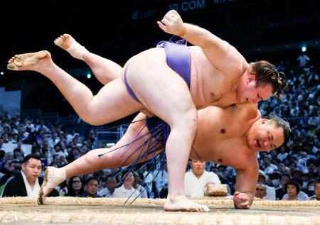 安青錦、3人目の快挙 新入幕から3場所連続2桁勝利